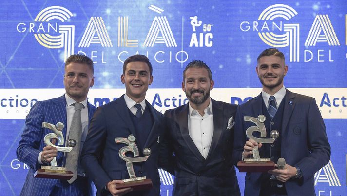 MILAN, ITALY - DECEMBER 03: Juventus player Paulo Dybala with Ciro Immobile, Gianluca Zambrotta and Mauro Icardi during the 'Oscar Del Calcio AIC' Italian Football Awards on December 3, 2018 in Milan, Italy. (Photo by Daniele Badolato - Juventus FC/Juventus FC via Getty Images) I migliori marcatori U23 degli ultimi 10 anni: Icardi vince la sfida tra bomber! In B trionfa Immoile - immagine 1