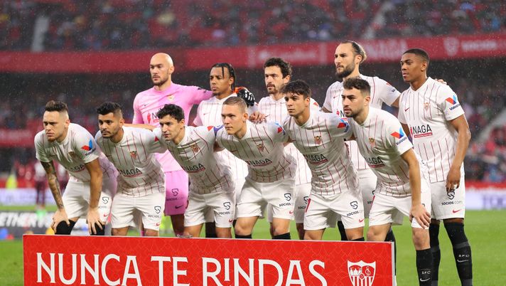 SEVILLE, SPAIN - MARCH 20: Players of Sevilla FC pose for a team photograph prior to the LaLiga Santander match between Sevilla FC and Real Sociedad at Estadio Ramon Sanchez Pizjuan on March 20, 2022 in Seville, Spain. (Photo by Fran Santiago/Getty Images) La squadra più difficile da battere in Spagna? Il Siviglia… - immagine 1