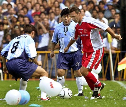 Christo Stoichkov (L) moves the ball before Javier Zanetti (L) and Diego Maradona (C) 10 November 2001 at "La Bombonera" stadium of the Club Atlético Boca Juniors in Bunos Aires. Maradona was honored by a huge crowd before a match between the Argentine national team and a combined selection of active players and retired all stars. AFP PHOTO/Ali BURAFI (Photo credit should read ALI BURAFI/AFP via Getty Images) Stoichkov non si perdona la morte di Maradona: “Mi sento in colpa, dovevo allontanarlo dai suoi avvoltoi” - immagine 1