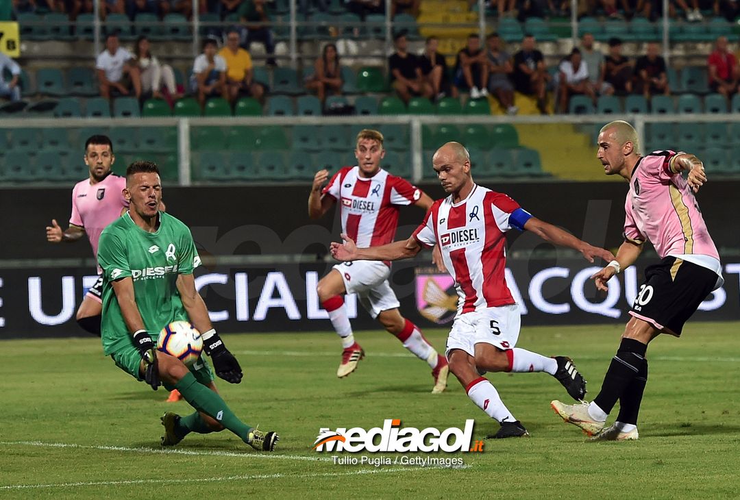  PALERMO, ITALY - AUGUST 05: Matteo Salvi goalkeeper of Vicenza saves a goal after a kick of Ilija Nestorovsi (R) of Palermo during the TIM Cup match between US Citta' di Palermo and Vicenza Calcio at Stadio Renzo Barbera on August 5, 2018 in Palermo, Italy.  (Photo by Tullio M. Puglia/Getty Images) 