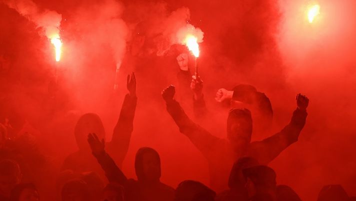 Notte di guerriglia a Tirana: negli scontri spuntano anche le pistole - immagine 1