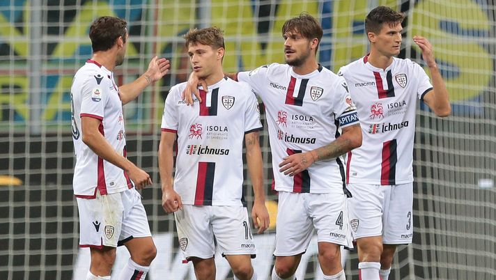 MILAN, ITALY - SEPTEMBER 29:  Nicolo Barella (2nd L) and Daniele Dessena (2nd R) of Cagliari Calcio show their dejection during the Serie A match between FC Internazionale and Cagliari at Stadio Giuseppe Meazza on September 29, 2018 in Milan, Italy.  (Photo by Emilio Andreoli/Getty Images)