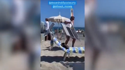 Costacurta, che disastro con il lettino: la Colombari riprende tutto | VIDEO