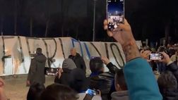 Inter, super accoglienza dei tifosi nerazzurri per i calciatori: “Fieri di voi”