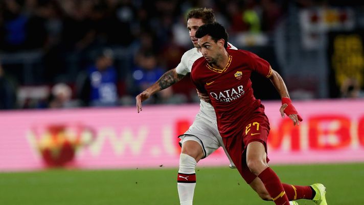ROME, ITALY - OCTOBER 27:  Lucas Biglia of AC Milan competes for the ball with Javier Pastore of AS Roma during the Serie A match between AS Roma and AC Milan at Stadio Olimpico on October 27, 2019 in Rome, Italy.  (Photo by Paolo Bruno/Getty Images) 