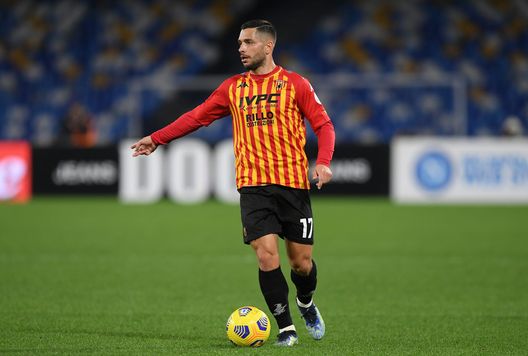  NAPLES, ITALY - FEBRUARY 28: Gianluca Caprari of Benevento Calcio during the Serie A match between SSC Napoli and Benevento Calcio at Stadio Diego Armando Maradona on February 28, 2021 in Naples, Italy. (Photo by Francesco Pecoraro/Getty Images) 