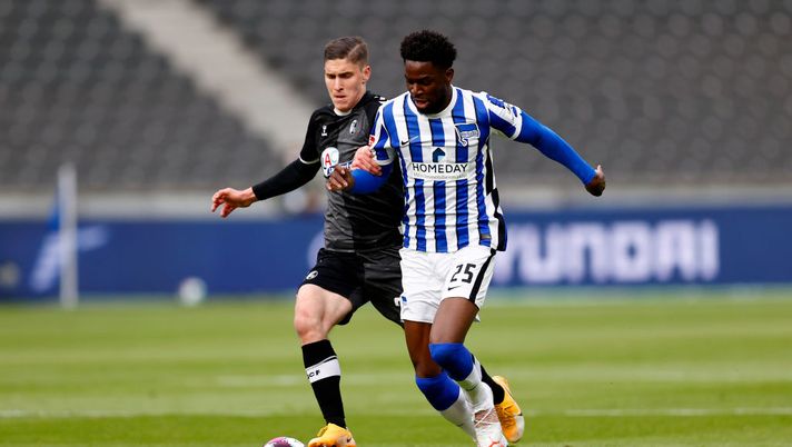 BERLIN, GERMANY - MAY 06: Jordan Torunarigha of Hertha Berlin is challenged by Roland Sallai of SC Freiburg during the Bundesliga match between Hertha BSC and Sport-Club Freiburg at Olympiastadion on May 06, 2021 in Berlin, Germany. Sporting stadiums around Germany remain under strict restrictions due to the Coronavirus Pandemic as Government social distancing laws prohibit fans inside venues resulting in games being played behind closed doors. (Photo by Maja Hitij/Getty Images) BERLIN, GERMANY - MAY 06: Jordan Torunarigha of Hertha Berlin is challenged by Roland Sallai of SC Freiburg during the Bundesliga match between Hertha BSC and Sport-Club Freiburg at Olympiastadion on May 06, 2021 in Berlin, Germany. Sporting stadiums around Germany remain under strict restrictions due to the Coronavirus Pandemic as Government social distancing laws prohibit fans inside venues resulting in games being played behind closed doors. (Photo by Maja Hitij/Getty Images)
