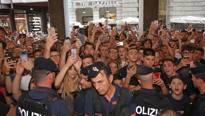 Il lavoro e la redazione chiamano: la prima cosa. Poi, però, fra cori e sciarpe nerazzurre per i nuovi acquisti, il cuore del cronista resta rossonero Il lavoro e la redazione chiamano: la prima cosa. Poi, però, fra cori e sciarpe nerazzurre per i nuovi acquisti, il cuore del cronista resta rossonero