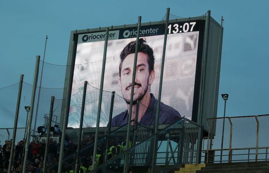 BERGAMO, ITALY - MARCH 03: People and players pay a tribute to Davide Astori, a football player of ACF Fiorentina found dead one year ago, during the Serie A match between Atalanta BC and ACF Fiorentina at Stadio Atleti Azzurri d'Italia on March 3, 2019 in Bergamo, Italy. (Photo by Emilio Andreoli/Getty Images) BERGAMO, ITALY - MARCH 03: People and players pay a tribute to Davide Astori, a football player of ACF Fiorentina found dead one year ago, during the Serie A match between Atalanta BC and ACF Fiorentina at Stadio Atleti Azzurri d'Italia on March 3, 2019 in Bergamo, Italy. (Photo by Emilio Andreoli/Getty Images)