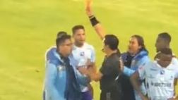 Pugno violento e arbitro a terra: serrata dei direttori di gara in Ecuador!