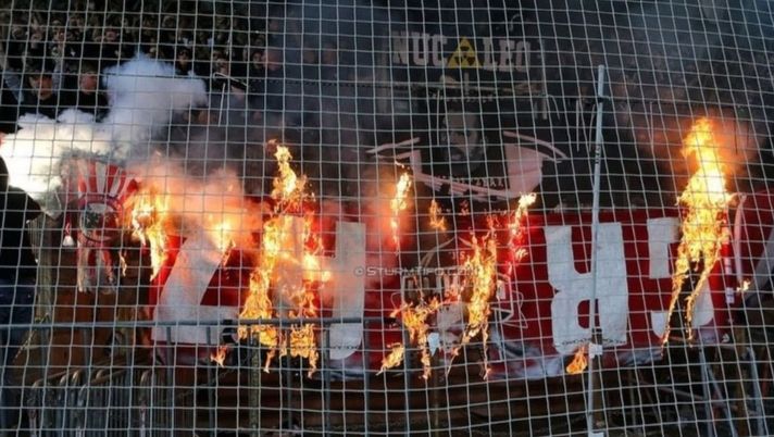Derby di Graz, i tifosi Sturm bruciano bandiera e sciarpe dei rivali Derby di Graz, i tifosi Sturm bruciano bandiera e sciarpe dei rivali - immagine 1
