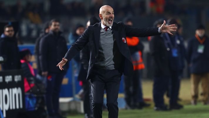 BRESCIA, ITALY - JANUARY 24:  AC Milan coach Stefano Pioli shouts to his players during the Serie A match between Brescia Calcio and AC Milan at Stadio Mario Rigamonti on January 24, 2020 in Brescia, Italy. (Photo by Marco Luzzani/Getty Images) 
