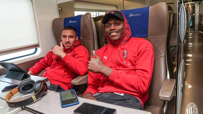 Ismael Bennacer e Rafael Leao del Milan in viaggio in treno (credits: GETTY Images) 