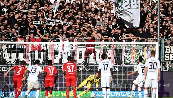 MOENCHENGLADBACH, GERMANY - OCTOBER 09: Ramy Bensebaini of Borussia Monchengladbach scores their team's second goal from the penalty spot during the Bundesliga match between Borussia Mönchengladbach and 1. FC Köln at Borussia-Park on October 09, 2022 in Moenchengladbach, Germany. (Photo by Alexander Scheuber/Getty Images) 5-2 PER IL GLADBACH