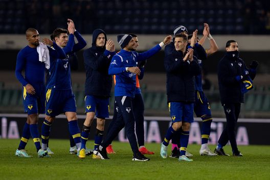 VERONA, ITALY - JANUARY 09: Players of Hellas Verona FC celebrate after winning during the Serie A match between Hellas Verona and US Cremonese at Stadio Marcantonio Bentegodi on January 09, 2023 in Verona, Italy. (Photo by Emmanuele Ciancaglini/Getty Images) Inter