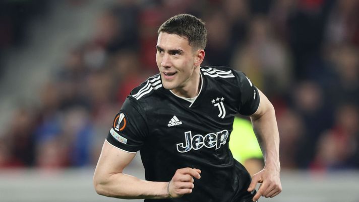 FREIBURG IM BREISGAU, GERMANY - MARCH 16: Dusan Vlahovic of Juventus celebrates scoring the side's first goal from the penalty spot during the UEFA Europa League round of 16 leg two match between Sport-Club Freiburg and Juventus at Europa-Park Stadion on March 16, 2023 in Freiburg im Breisgau, Germany. (Photo by Christian Kaspar-Bartke/Getty Images) Vlahovic: “Critiche? Non leggo niente, non mi importa. Quando non fai gol va tutto male” - immagine 1