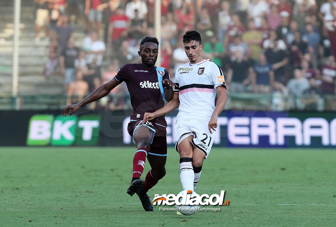  SALERNO, ITALY - AUGUST 25: Player of US Salernitana Jean Daniel Akpa Akpro vies with US Citta di Palermo player Antonio Fiordilino during the Serie B match between US Salernitana and US Citta di Palermo on August 25, 2018 in Salerno, Italy.  (Photo by Francesco Pecoraro/Getty Images) 