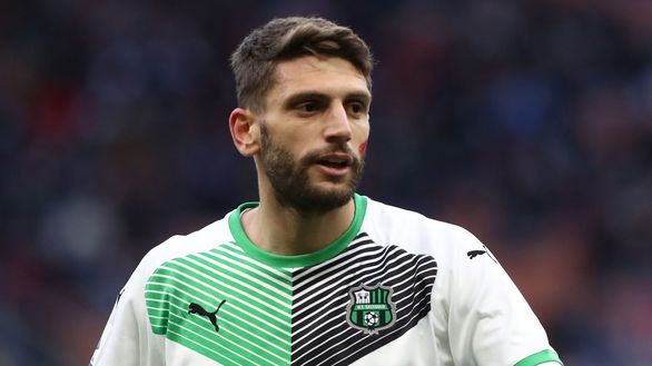 MILAN, ITALY - NOVEMBER 28: Domenico Berardi of US Sassuolo looks on during the Serie A match between AC Milan and US Sassuolo at Stadio Giuseppe Meazza on November 28, 2021 in Milan, Italy. (Photo by Marco Luzzani/Getty Images) Jacomuzzi: “Prenderei subito Berardi al Napoli, merita questi palcoscenici”- immagine 2