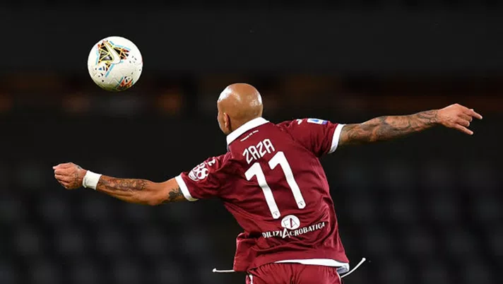 TURIN, ITALY - JULY 22:  Simone Zaza (R) of Torino FC clashes with Alan Empereur of Hellas Verona during the Serie A match between Torino FC and  Hellas Verona at Stadio Olimpico di Torino on July 22, 2020 in Turin, Italy.  (Photo by Valerio Pennicino/Getty Images)