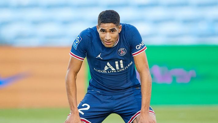 Achraf Hakimi avvistato in discoteca: con 6 ragazze nel privé, nel locale anche Joana Sanz Achraf Hakimi avvistato in discoteca: con 6 ragazze nel privé, nel locale anche Joana Sanz - immagine 1