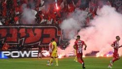Il derby di Tel Aviv inizia in ritardo: l’eccesso di fumogeni diventa un caso nel Governo