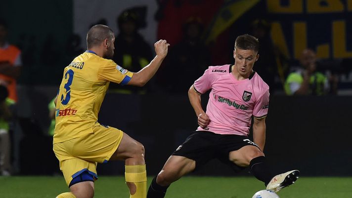 FROSINONE, ITALY - JUNE 16: Roberto Crivello (L) of Frosinone and Radoslaw Murawski of Palermo compete for the ball during the serie B playoff match final between Frosinone Calcio v US Citta di Palermo at Stadio Benito Stirpe on June 16, 2018 in Frosinone, Italy. (Photo by Tullio M. Puglia/Getty Images) FROSINONE, ITALY - JUNE 16: Roberto Crivello (L) of Frosinone and Radoslaw Murawski of Palermo compete for the ball during the serie B playoff match final between Frosinone Calcio v US Citta di Palermo at Stadio Benito Stirpe on June 16, 2018 in Frosinone, Italy. (Photo by Tullio M. Puglia/Getty Images)