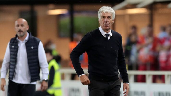 BERGAMO, ITALY - OCTOBER 02: Gian Piero Gasperini, Head Coach of Atalanta gives instructions to their side as Vincenzo Italiano, Head Coach of Fiorentina looks on during the Serie A match between Atalanta BC and ACF Fiorentina at Gewiss Stadium on October 02, 2022 in Bergamo, Italy. (Photo by Emilio Andreoli/Getty Images) UFFICIALE – Atalanta-Fiorentina è stata rinviata: il comunicato della Lega. Cosa succede al fantacalcio - immagine 1