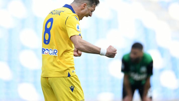 REGGIO NELL'EMILIA, ITALY - MARCH 13: Darko Lazovic of Hellas Verona F.C. celebrates after scoring their team's first goal during the Serie A match between US Sassuolo and Hellas Verona FC at Mapei Stadium - Città del Tricolore on March 13, 2021 in Reggio nell'Emilia, Italy. Sporting stadiums around Italy remain under strict restrictions due to the Coronavirus Pandemic as Government social distancing laws prohibit fans inside venues resulting in games being played behind closed doors. (Photo by Alessandro Sabattini/Getty Images) Sei giocatori sottovalutati nelle aste e negli scambi: prezzo inferiore al reale valore - immagine 1