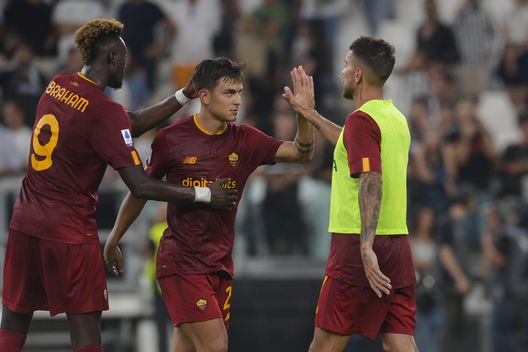 TURIN, ITALY - AUGUST 27: Tammy Abraham and Paulo Dybala of AS Roma after the Serie A match between Juventus and AS Roma at on August 27, 2022 in Turin, Italy. (Photo by Fabio Rossi/AS Roma via Getty Images) Mourinho, tutto bene? “Vorrei fare i complimenti all’arbitro. É stato bravo”- immagine 2