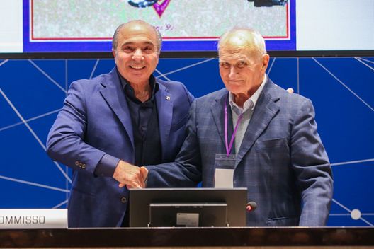 GERMOGLI PH: FIRENZE CENTRO TECNICO COVERCIANO PREMIAZIONI DELLE GLORIE VIOLA CON IL PRESIDENTE ROCCO COMMISSO NELLA FOTO COMMISSO E KURT HAMRIN GERMOGLI PH: FIRENZE CENTRO TECNICO COVERCIANO PREMIAZIONI DELLE GLORIE VIOLA CON IL PRESIDENTE ROCCO COMMISSO NELLA FOTO COMMISSO E KURT HAMRIN