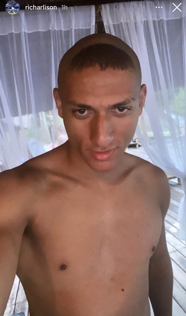 Brasile, 19 anni dopo Richarlison replica il bizzarro taglio di capelli di Ronaldo- immagine 2