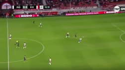 VIDEO / L’incredibile errore del portiere del River: esce dall’area e blocca il pallone