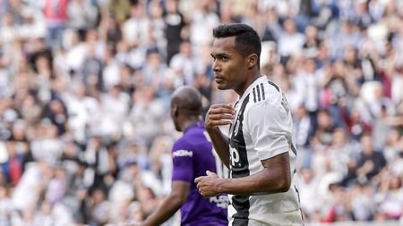 TURIN, ITALY - APRIL 20: Alex Sandro of Juventus celebrates after his goal of 1-1 during the Serie A match between Juventus and ACF Fiorentina on April 20, 2019 in Turin, Italy. (Photo by Daniele Badolato - Juventus FC/Juventus FC via Getty Images) TURIN, ITALY - APRIL 20: Alex Sandro of Juventus celebrates after his goal of 1-1 during the Serie A match between Juventus and ACF Fiorentina on April 20, 2019 in Turin, Italy. (Photo by Daniele Badolato - Juventus FC/Juventus FC via Getty Images)