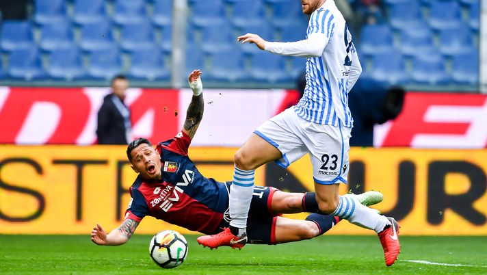 GENOA, ITALY - MARCH 31: Francesco Vicari of Spal tackles Gianluca Lapadula of Genoa who will be given a penalty kick during the serie A match between Genoa CFC and Spal at Stadio Luigi Ferraris on March 31, 2018 in Genoa, Italy. (Photo by Paolo Rattini/Getty Images)  Bari