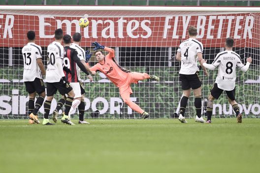 Wojciech Szczesny della Juventus impegnato a respingere una conclusione del Milan Wojciech Szczesny della Juventus impegnato a respingere una conclusione del Milan
