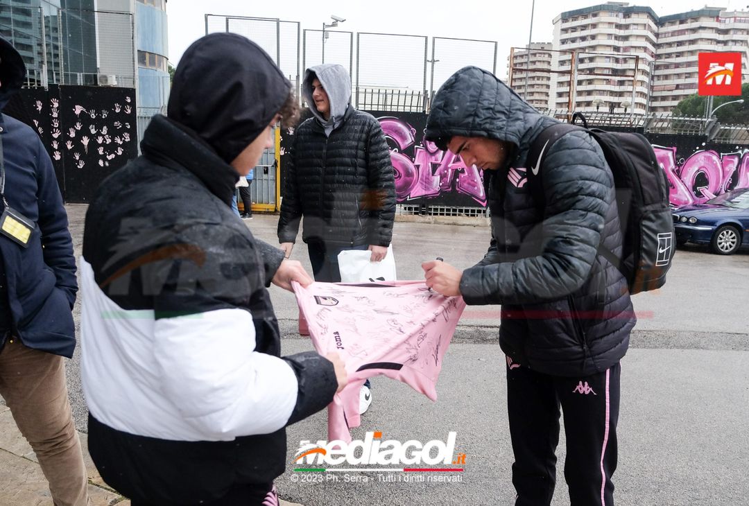 FOTO Genoa-Palermo, i rosanero in partenza dallo stadio “Renzo Barbera” (Gallery) - immagine 18