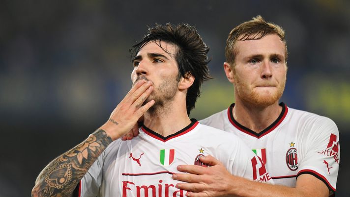 VERONA, ITALY - OCTOBER 16: Sandro Tonali of AC Milan celebrates with teammate Tommaso Pobega after scoring their team's second goal during the Serie A match between Hellas Verona and AC MIlan at Stadio Marcantonio Bentegodi on October 16, 2022 in Verona, Italy. (Photo by Alessandro Sabattini/Getty Images) Milan, i tifosi eleggono Sandro Tonali MVP della partita al Bentegodi - immagine 1