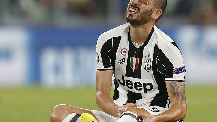 Juventus' defender Leonardo Bonucci reacts during the UEFA Champions League football match Juventus vs FC Sevilla on September 14, 2016 at the Juventus Stadium in Turin. / AFP / MARCO BERTORELLO (Photo credit should read MARCO BERTORELLO/AFP/Getty Images) JUVE – Doppio infortunio: problema al flessore per Bonucci, out anche Dani Alves - immagine 1
