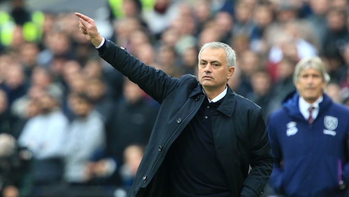 LONDON, ENGLAND - NOVEMBER 23: Jose Mourinho, Manager of Tottenham Hotspur gives his team instructions during the Premier League match between West Ham United and Tottenham Hotspur at London Stadium on November 23, 2019 in London, United Kingdom. (Photo by Stephen Pond/Getty Images) LONDON, ENGLAND - NOVEMBER 23: Jose Mourinho, Manager of Tottenham Hotspur gives his team instructions during the Premier League match between West Ham United and Tottenham Hotspur at London Stadium on November 23, 2019 in London, United Kingdom. (Photo by Stephen Pond/Getty Images)