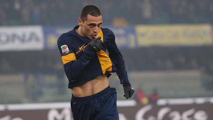 Il centrocampista del Verona Oreste Caldeira Souza Romulo festeggia il 3-1 durante la partita di Serie A Hellas Verona-Lazio allo stadio Bentegodi, Verona, 22 dicembre 2013.
Brazilian midfielder of Verona Oreste Caldeira Souza Romulo celebrates after scoring during Serie A soccer match Hellas Verona-SS Lazio in Verona, Italy, 22 December 2013 ANSA/ FILIPPO VENEZIA Verona, infortunio per Romulo: pronti i controlli per il brasiliano - immagine 1