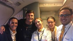 Zanetti in volo, selfie con l’equipaggio. La compagnia aerea lo pubblica: “Mitico Pupi”