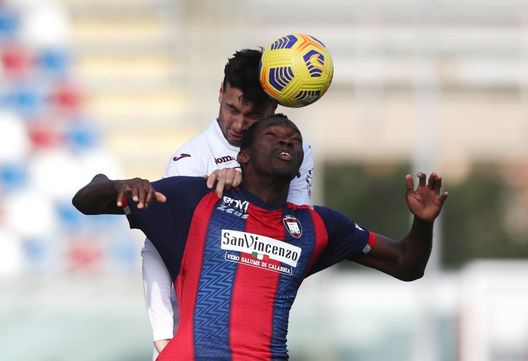 CROTONE, ITALY - MARCH 07: Nwankwo Simy of Crotone competes for the ball with Armando Izzo of Torino during the Serie A match between FC Crotone and Torino FC at Stadio Comunale Ezio Scida on March 07, 2021 in Crotone, Italy. (Photo by Maurizio Lagana/Getty Images) CROTONE, ITALY - MARCH 07: Nwankwo Simy of Crotone competes for the ball with Armando Izzo of Torino during the Serie A match between FC Crotone and Torino FC at Stadio Comunale Ezio Scida on March 07, 2021 in Crotone, Italy. (Photo by Maurizio Lagana/Getty Images)