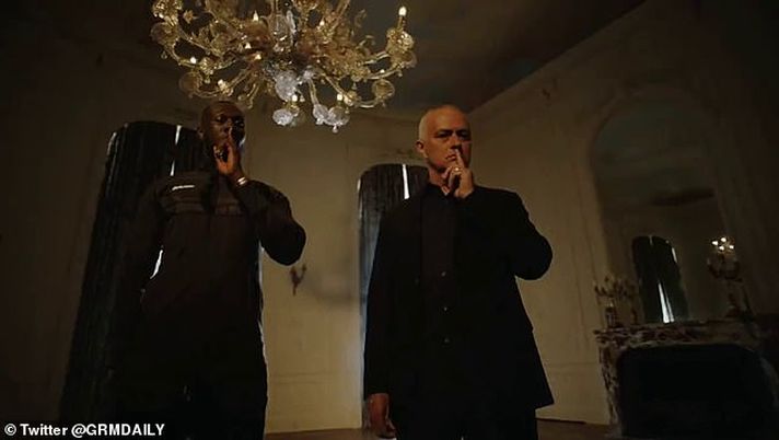 Mou star totale: compare in un videoclip di musica rap - immagine 1