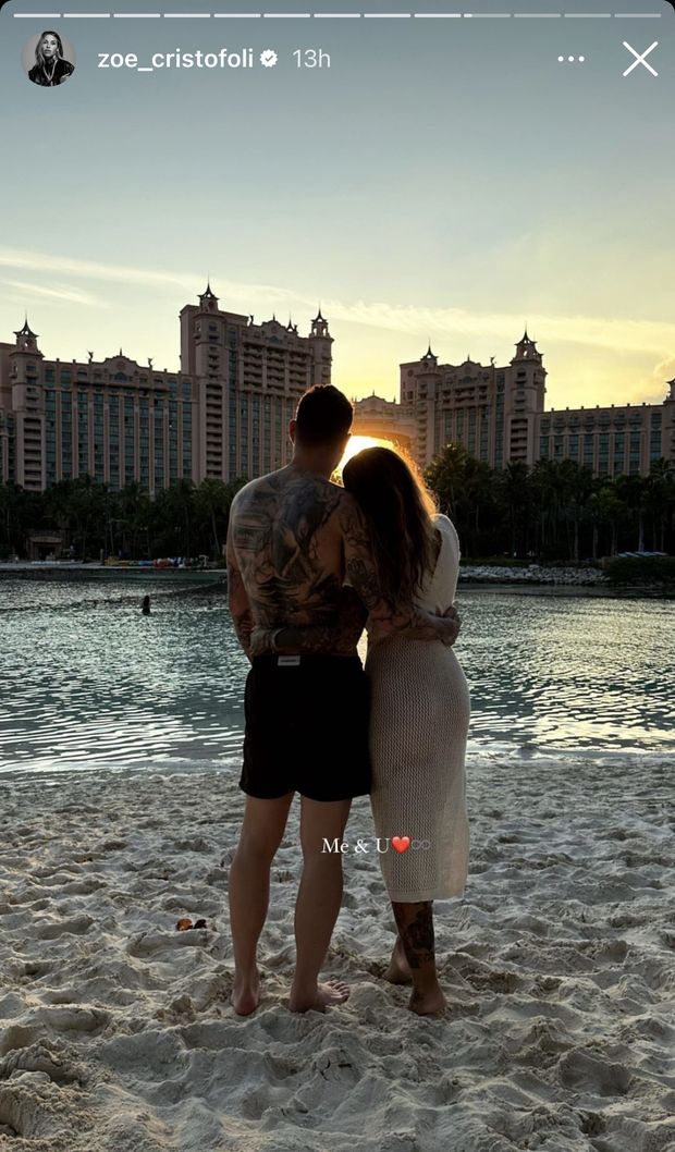 Zoe, scatto romantico in spiaggia col suo Theo. “Me and you”, la dedica di lady Hernandez- immagine 2