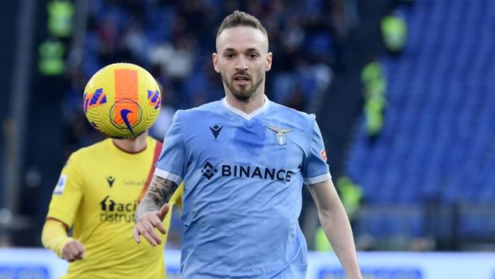 Lazio's Italian midfielder Manuel Lazzari controls the ball during the Italian Serie A football match Lazio vs bologna at the Olympic stadium in Rome, on February 12, 2022. (Photo by Filippo MONTEFORTE / AFP) (Photo by FILIPPO MONTEFORTE/AFP via Getty Images) Lazzari è tornato, Sarri: “Uno con la sua accelerazione fa il terzino con la sigaretta” - immagine 1