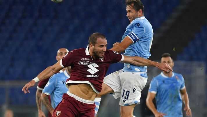ROME, ITALY - OCTOBER 30: Senad Lulic of SS Lazio competes for the ball with Lorenzao De Silvestri of Torino FC during the Serie A match between SS Lazio and Torino FC at Stadio Olimpico on October 30, 2019 in Rome, Italy.  (Photo by Marco Rosi/Getty Images) 
