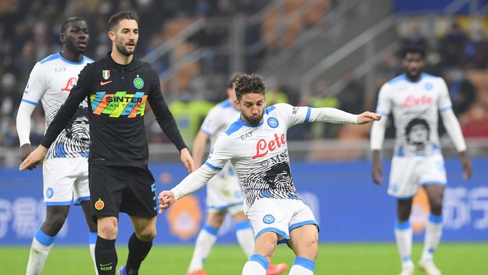MILAN, ITALY - NOVEMBER 21: Dries Mertens of Napoli scores the 3-2 goal of Napoli during the Serie A match between FC Internazionale and SSC Napoli at Stadio Giuseppe Meazza on November 21, 2021 in Milan, Italy. (Photo by SSC NAPOLI/SSC NAPOLI via Getty Images) Giovanni Marchese: “Inter-Napoli ha riaperto tutto” - immagine 1