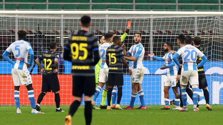 MILAN, ITALY - DECEMBER 16: Lorenzo Insigne of Napoli receives a red card during the Serie A match between FC Internazionale and SSC Napoli at Stadio Giuseppe Meazza on December 16, 2020 in Milan, Italy. Sporting stadiums around Italy remain under strict restrictions due to the Coronavirus Pandemic as Government social distancing laws prohibit fans inside venues resulting in games being played behind closed doors. (Photo by Marco Luzzani/Getty Images ) MILAN, ITALY - DECEMBER 16: Lorenzo Insigne of Napoli receives a red card during the Serie A match between FC Internazionale and SSC Napoli at Stadio Giuseppe Meazza on December 16, 2020 in Milan, Italy. Sporting stadiums around Italy remain under strict restrictions due to the Coronavirus Pandemic as Government social distancing laws prohibit fans inside venues resulting in games being played behind closed doors. (Photo by Marco Luzzani/Getty Images )