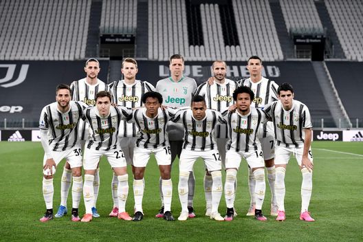 La formazione bianconera schierata in campo La formazione bianconera schierata in campo