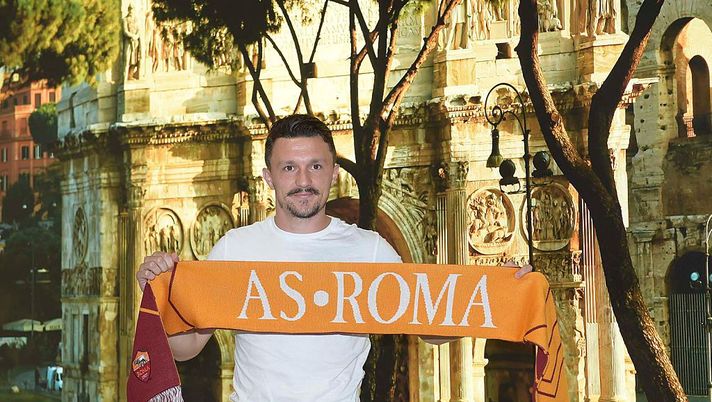 New As Roma signing Mario Rui is seen at Fiumicino Airport on July 6, 2016 in Rome, Italy. 